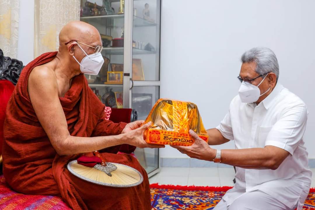 ජනපති, රාමඤ්ඤ මහා නිකයේ මහ නායක හිමියන් බැහැ දකී.
