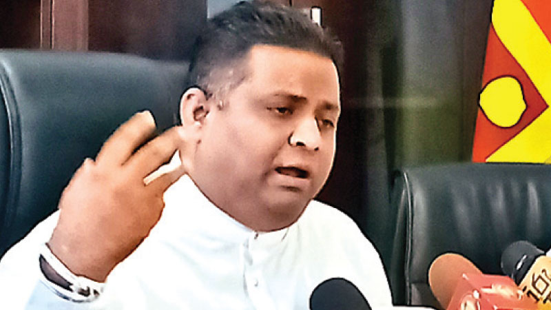 හිටපු අගමැති රනිල් වික්රමසිංහ අධිකරණයට බලපැම් කලේ රන්ජන් හරහායි – රාජ්ය ඇමති අරුන්දික කියයි